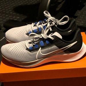 Nike Air Zoom Pegasus 38 - Wolf Grey/Black/Hyper Royal/White